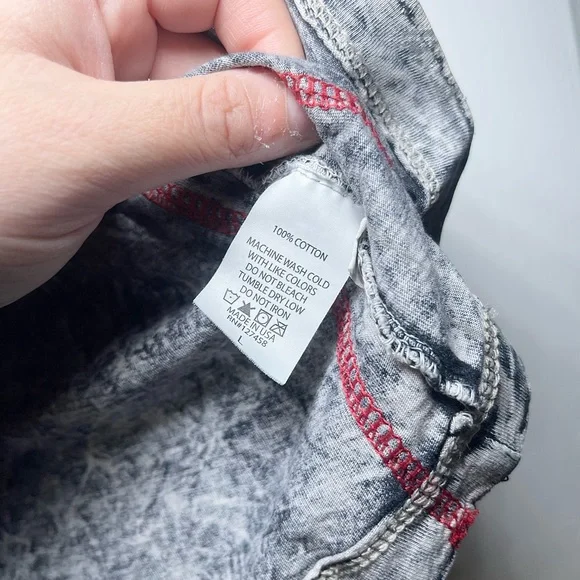 Buckle Affliction Black Gray Cutout V-Neck Graphic Tee - Picture 13 of 16